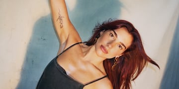 El look total black y con transparencias de Dua Lipa para ser la host de Saturday Night Live