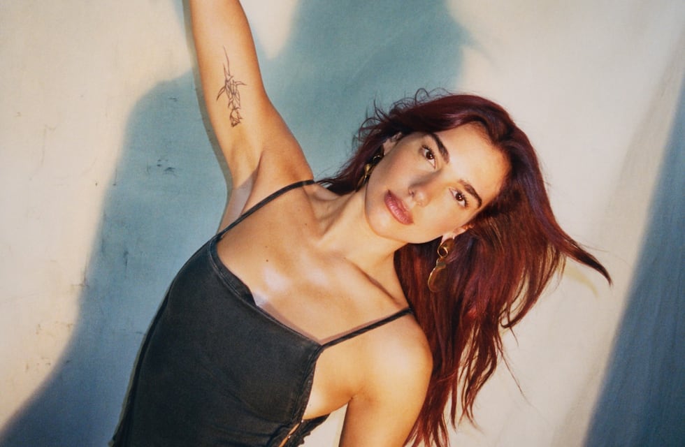 Red y transparencias: Dua Lipa posó con un espectacular look total black tras el estreno de Radical Optimism