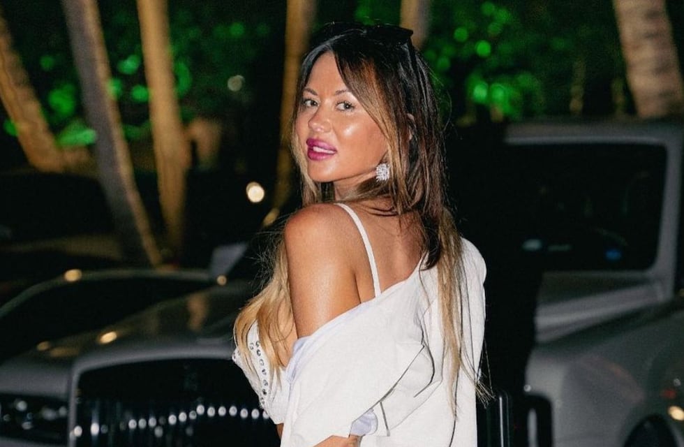 El día que Karina Jelinek “mostró de más” al fotografiarse mientras tomaba sol con una microbikini gris