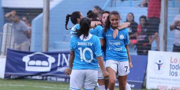 Las Piratas juegan la final por el título, con las chicas "a lo Belgrano" (Prensa Belgrano).