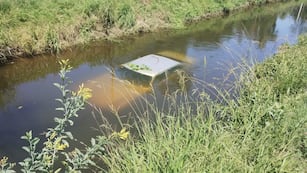 Tuvo una falla, perdió el control del auto y terminó dentro del Canal Maestro en Argüello (Policía de Córdoba).