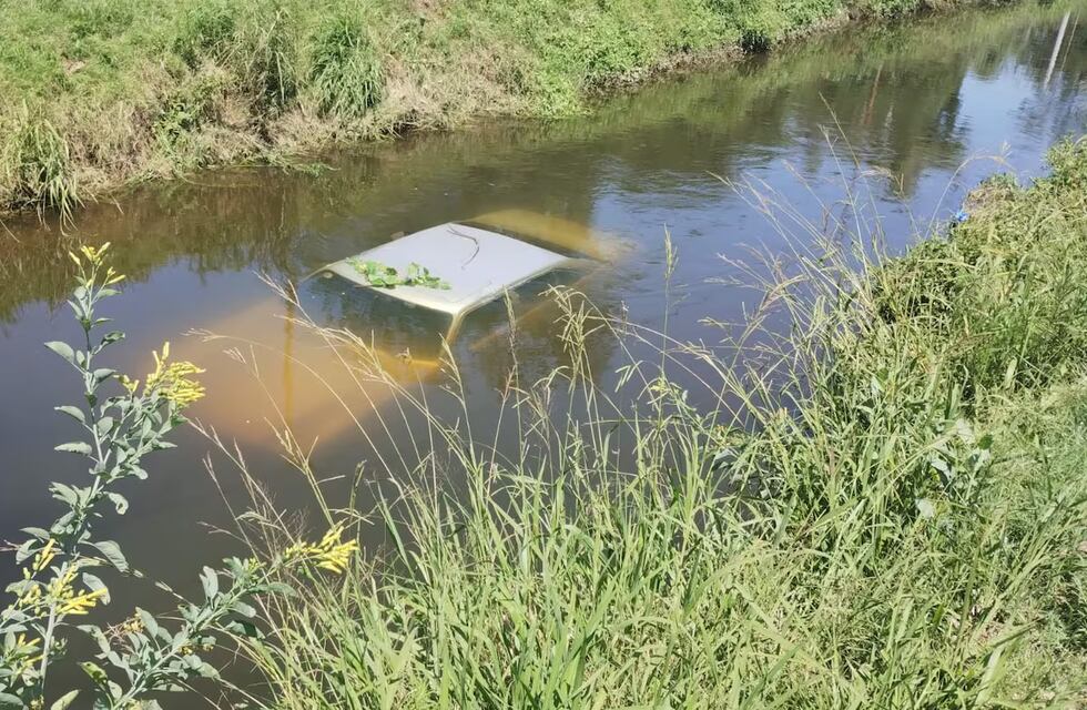 Córdoba: perdió el control del automóvil y terminó en el fondo del Canal Maestro