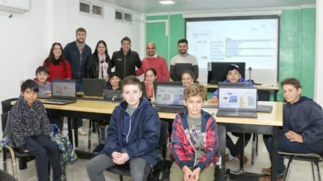 Aula Maker de Pozo Azul recibió material tecnológico.