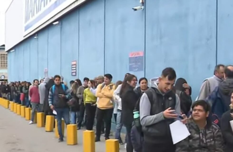 Varias cuadras de fila para conseguir trabajo en un supermercado de Córdoba