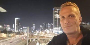 El actor santiagueño, Javo Rocha, enseña cómo los ciudadanos de Tel Aviv enfrentan la guerra contra Hamas.