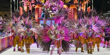 Comparsa Papelitos ganadora del Carnaval del País 2025 - Gualeguaychú
