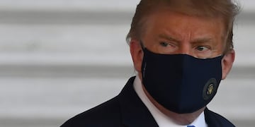 TOPSHOT - US President Donald Trump walks to Marine One prior to departure from the South Lawn of the White House in Washington, DC, October 2, 2020, as he heads to Walter Reed Military Medical Center, after testing positive for Covid-19\u002E - President Donald Trump will spend the coming days in a military hospital just outside Washington to undergo treatment for the coronavirus, but will continue to work, the White House said Friday (Photo by SAUL LOEB / AFP)