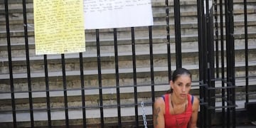 Una mujer se encadenó en La Plata para que la Justicia libere a su marido