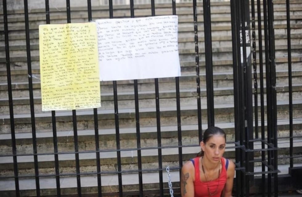 Una mujer se encadenó en La Plata para que la Justicia libere a su marido