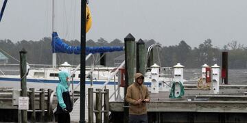 TOPSHOT - Rain begins to fall as the outer bands of Hurricane Florence make landfall in Myrtle Beach, South Carolina on September 13, 2018\u002E - Hurricane Florence edged closer to the east coast of the Hurricane Florence edged closer to the east coast of the US Thursday, with tropical-force winds and rain already lashing barrier islands just off the North Carolina mainland\u002E The huge storm weakened to a Category 2 hurricane overnight, but forecasters warned that it still packed a dangerous punch, 110 mile-an-hour (175 kph) winds and torrential rains\u002E (Photo by Alex Edelman / AFP)