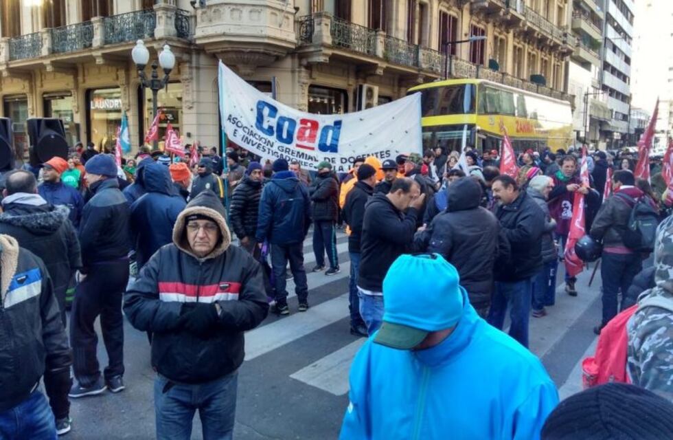 Gremios se concentraron en pleno centro para protestar contra las medidas del gobierno nacional