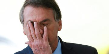 Brazil's President Jair Bolsonaro reacts while meeting supporters as he leaves Alvorada Palace, amid the coronavirus disease (COVID-19) outbreak, in Brasilia, Brazil, April 9, 2020\u002E REUTERS/Adriano Machado     TPX IMAGES OF THE DAY