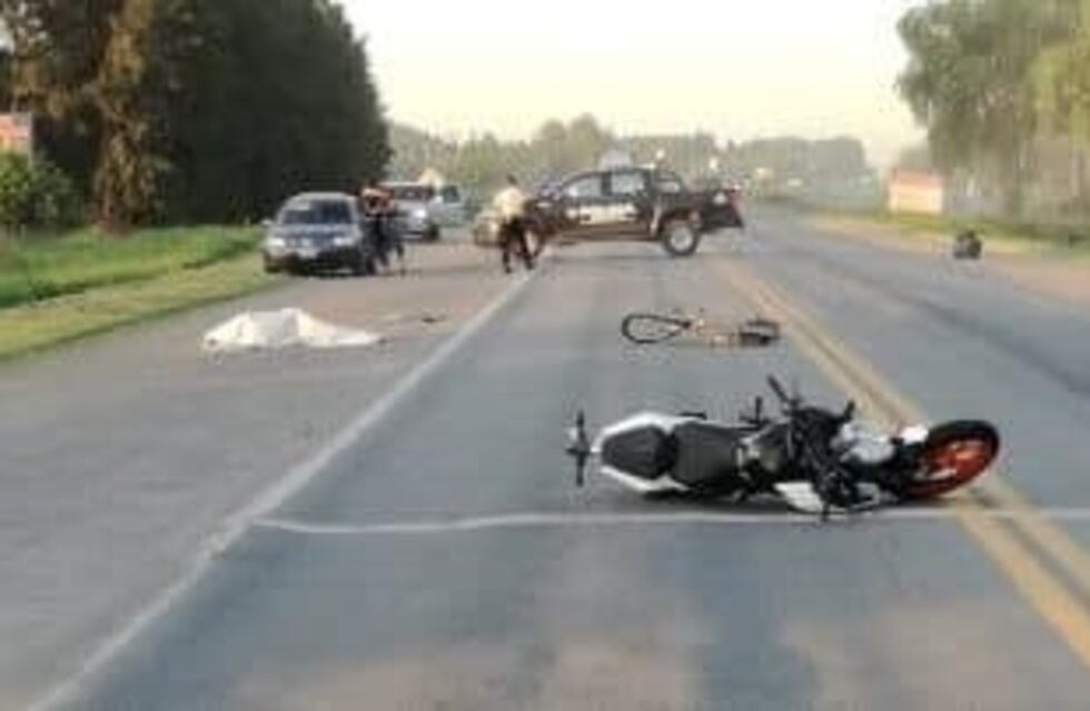 Un motociclista y un ciclista fallecieron al colisionar en la A012, a la altura de Roldán