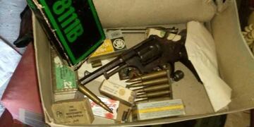 Encontró un arsenal en su casa