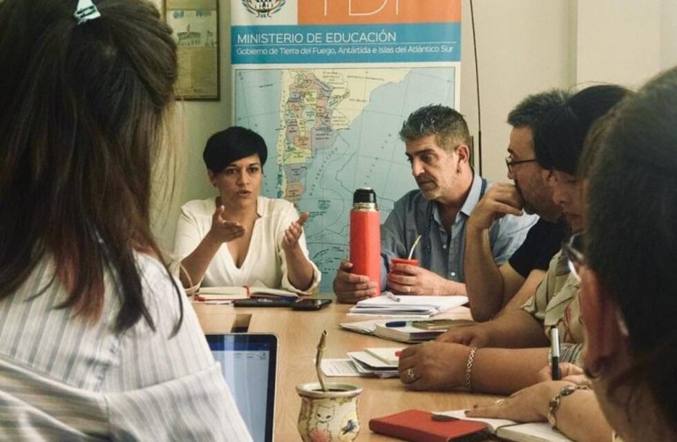 La ministra de Educación mantuvo una reunión con dirigentes del SUTEF