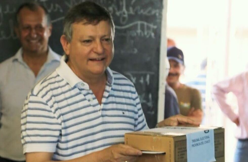 Al momento de votar Peppo destacó que los comicios se desarrollan con normalidad