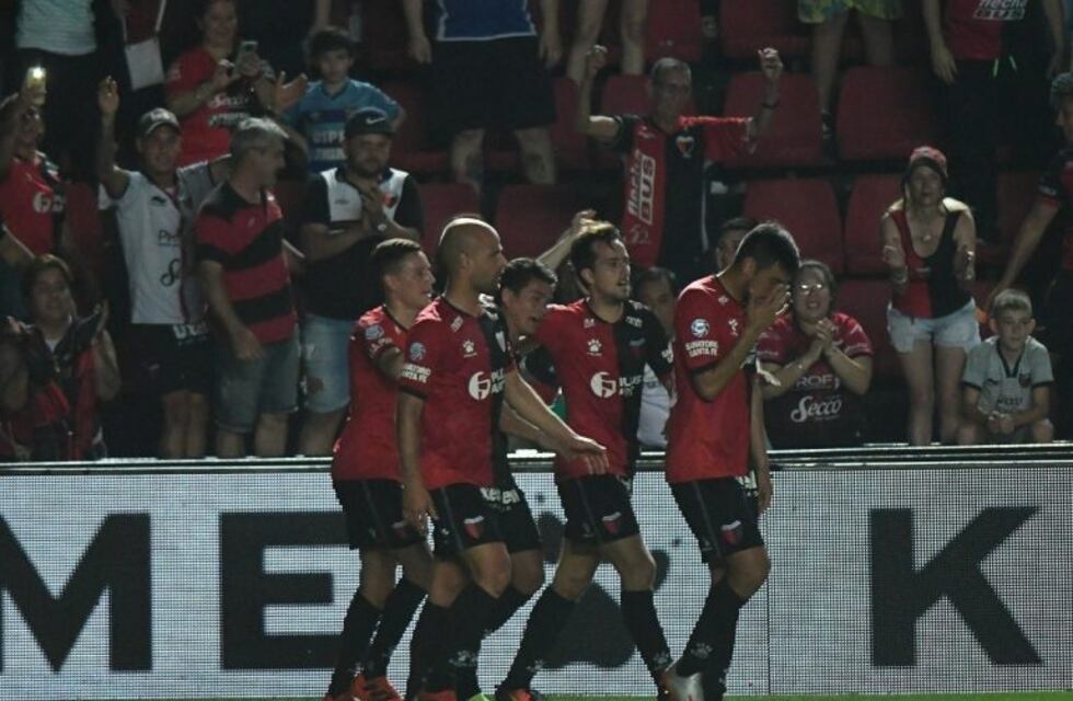 Argentinos perdió el invicto en Santa Fe y Colón sigue de fiesta