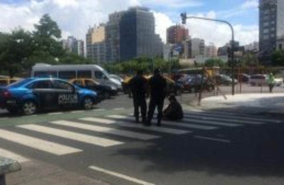 Un hombre interrumpió el tránsito sentándose en la Avenida 9 de Julio