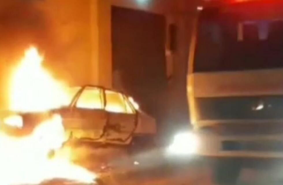 Otro auto destruido en un incendio