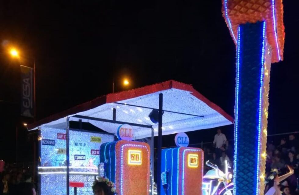 Esta noche continúan los desfiles de carrozas