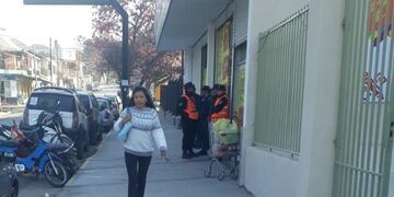 Policías apostados en las puertas de los supermercados de Jujuy