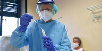 Turin (Italy), 24/08/2020\u002E- A health worker wearing personal protective equipment (PPE) and protective masks perform swab tests on people who have returned from their holidays abroad, at the Molinette Hosptal, in Turin, Italy 24 August\u002E (Italia) EFE/EPA/ALESSANDRO DI MARCO