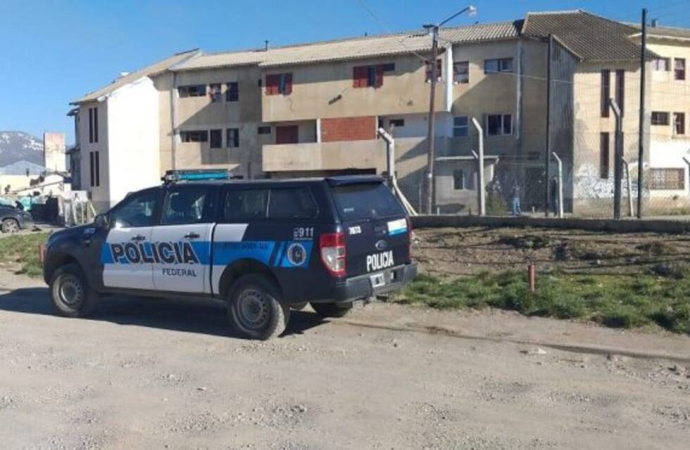 Tras una pelea familiar en Bariloche, un hombre acuchilló a su sobrino y luego recibió un martillazo