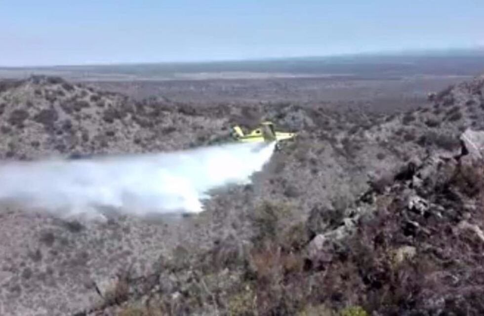 Con aviones hidrantes y por tierra, combaten un incendio en Río de los Sauces