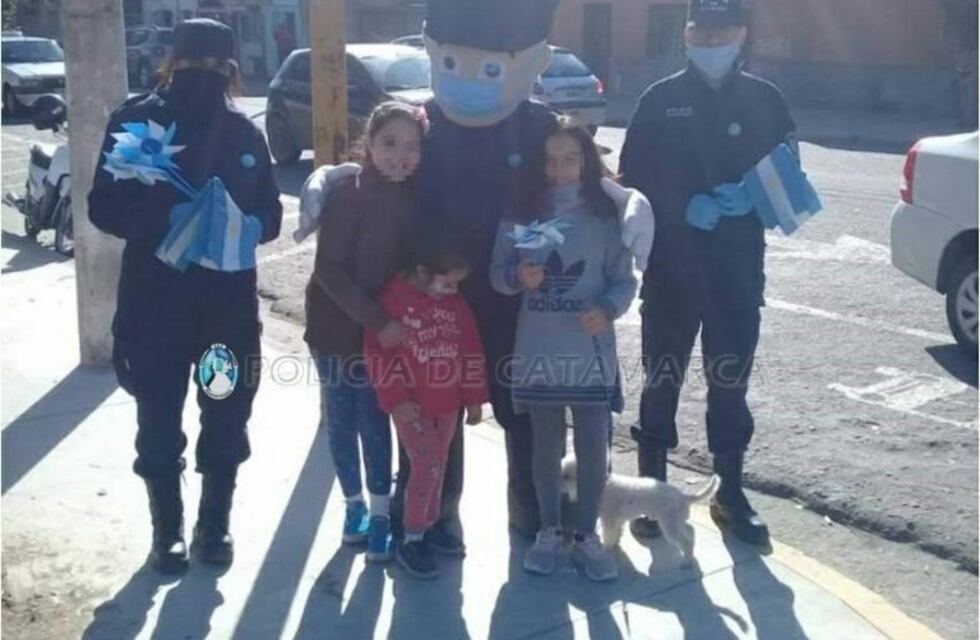 Con una chocolatada en la Plaza El Maestro policías celebraron el "Día de la Bandera"