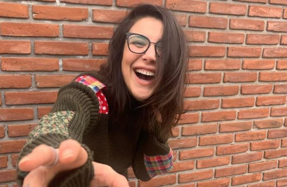 Andrea Rincón recibió el finde con un vestido rojo y una gran sonrisa