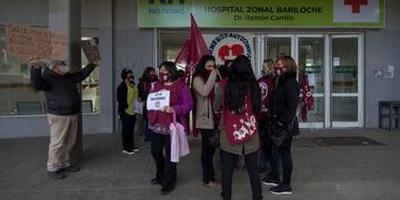 Realizaron un abrazo simbólico frente al Hospital Zonal de Bariloche