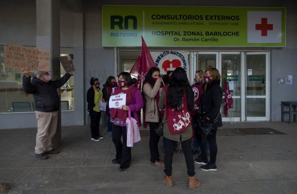 Realizaron un abrazo simbólico frente al Hospital Zonal de Bariloche