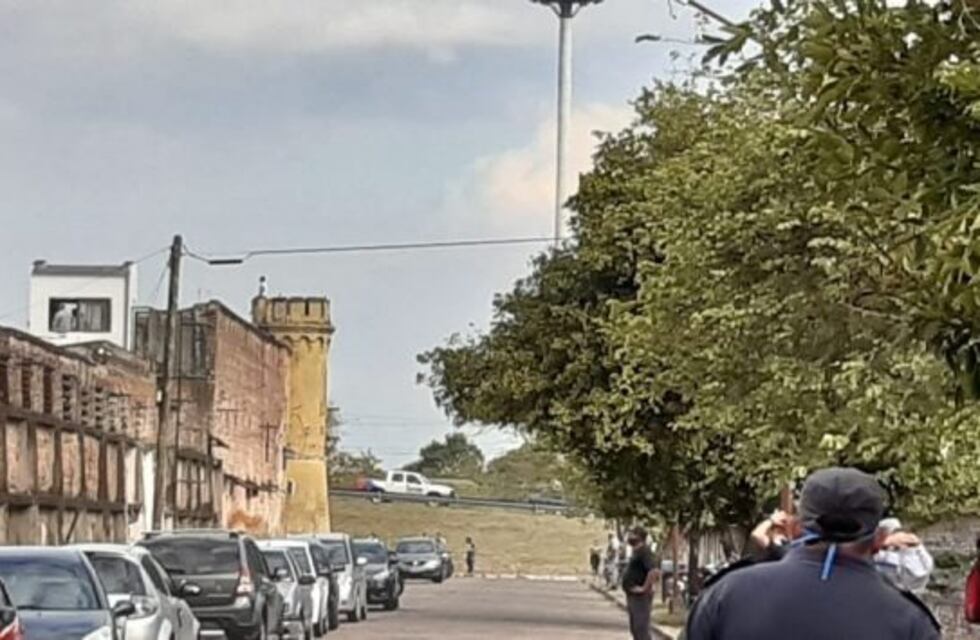 Un preso se trepó a una de las torres de la cárcel