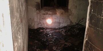 Se incendiu00f3 la vivienda de una mujer de 40 au00f1os acusada de matar a su pareja de 35 en Puerto General San Martu00edn.