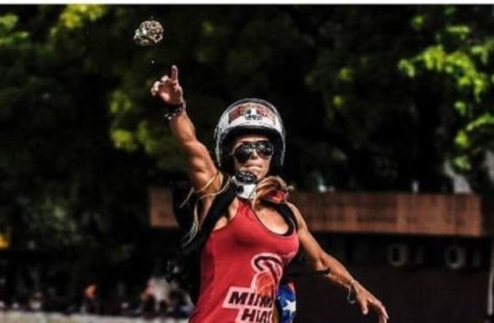 Conocé a la "Mujer Maravilla", una bella modelo que pelea contra Maduro