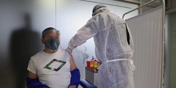 IMAGEN ILUSTRATIVA LIM06\u002E LIMA (PERÚ) 11/09/2020\u002E- Foto difundida hoy, viernes por el Centro de Estudios Clínicos de la Universidad Peruana Cayetano Heredia (UPCH), de personal que participa en el inicio de los estudios clínicos en el Perú para probar la eficacia de la candidata a vacuna del laboratorio Sinopharm de China contra el nuevo coronavirus (COVID-19) en Lima\u002E Los primeros 3,000 voluntarios que participan de estos estudios de fase 3 están siendo atendidos en el UPCH\u002E EFE/UPCH / SÓLO USO EDITORIAL / NO VENTAS