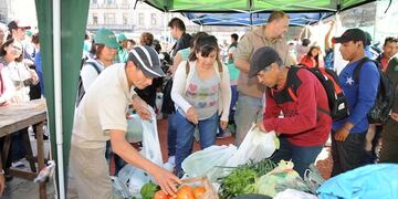 Productores decidieron comercializar sus productos a muy bajo costo \n como símbolo de protesta ante la crisis que están atravesando\u002E