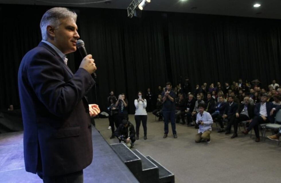 Llaryora prometió parques y plazas con cámaras de seguridad y rejas