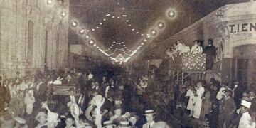 Año 1910 - Corso de Gualeguaychú en calle 25 de mayo\u002E Archivo Instituto Magnasco