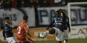 Cristian Tarragona, goleador de Independiente Rivadavia, con los ojos clavados en la pelota\u002E