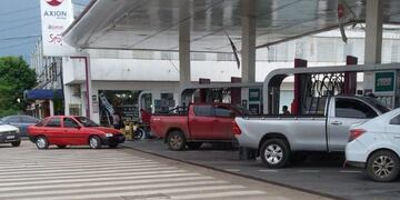 Largas filas en todas las estaciones de servicio\u002E Algunos usuarios se enteran del aumento al llegar al surtidor (Web)