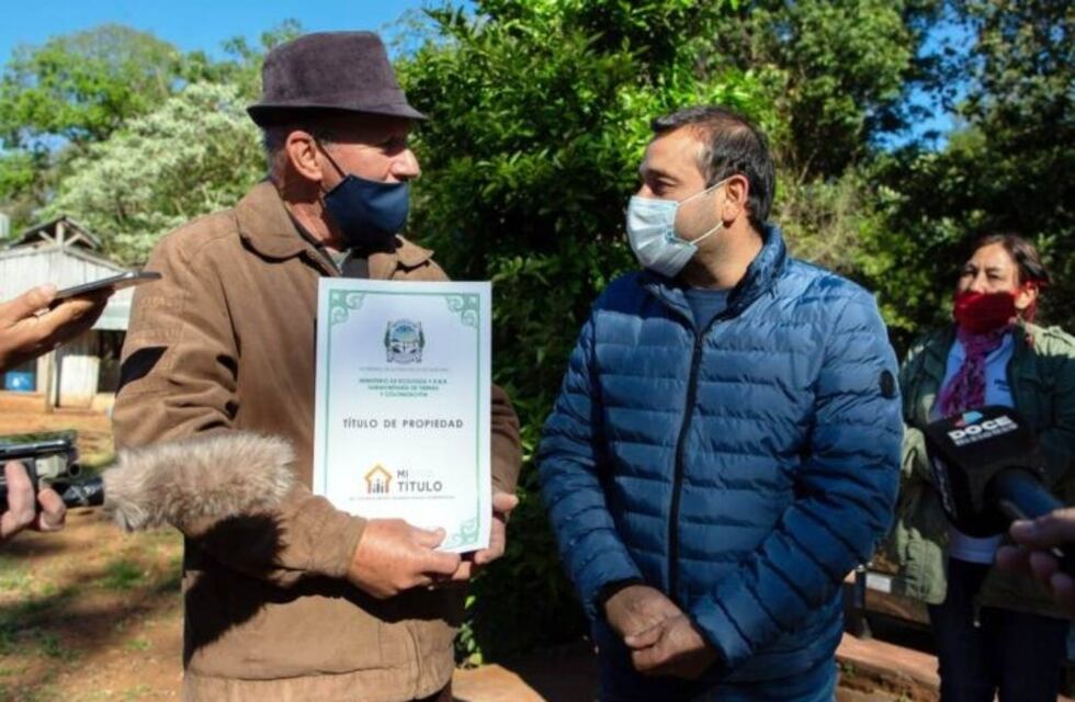 El gobernador entregó títulos de propiedad y herramientas en Bernardo de Irigoyen y San Pedro