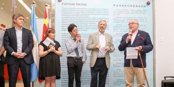 Embajador argentino en China, Diego Ramiro Guelar, durante la inauguración de la muestra\u002E