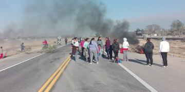 Las familias están cortando la avenida Circunvalación, a la altura del acceso a Antapoca\u002E