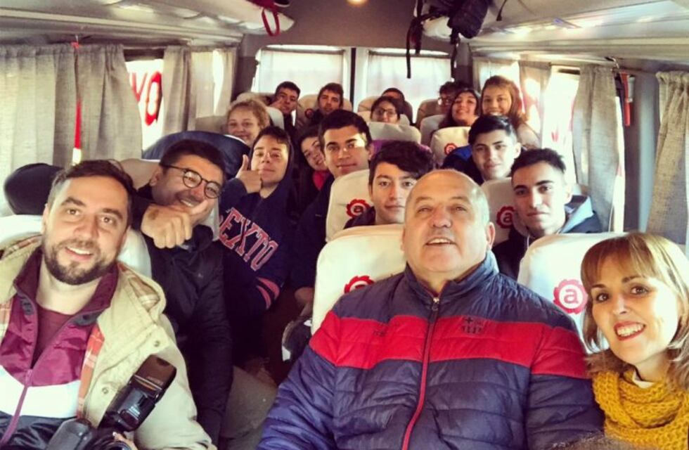 Docentes y alumnos de la Escuela Vélez Sarsfield de Arroyito viajaron a Alcira Gigena a observar el eclipse total de sol