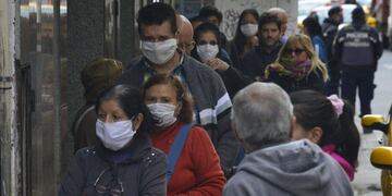 Jubilados agolpados en los bancos\u002E