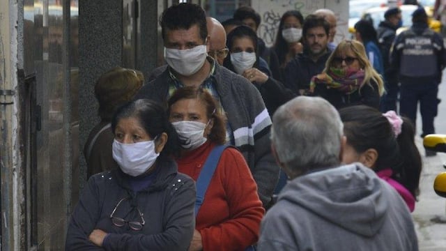 Gente agolpada en los bancos\u002E