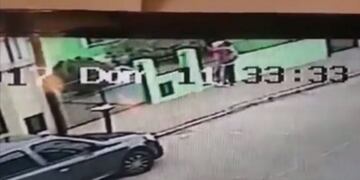 El robo del caniche quedó grabado en la cámaras de seguridad\u002E (Captura de pantalla)