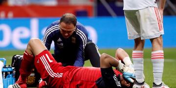 Sergio Romero se fue dolorido en pleno partido\u002E Foto: REUTERS