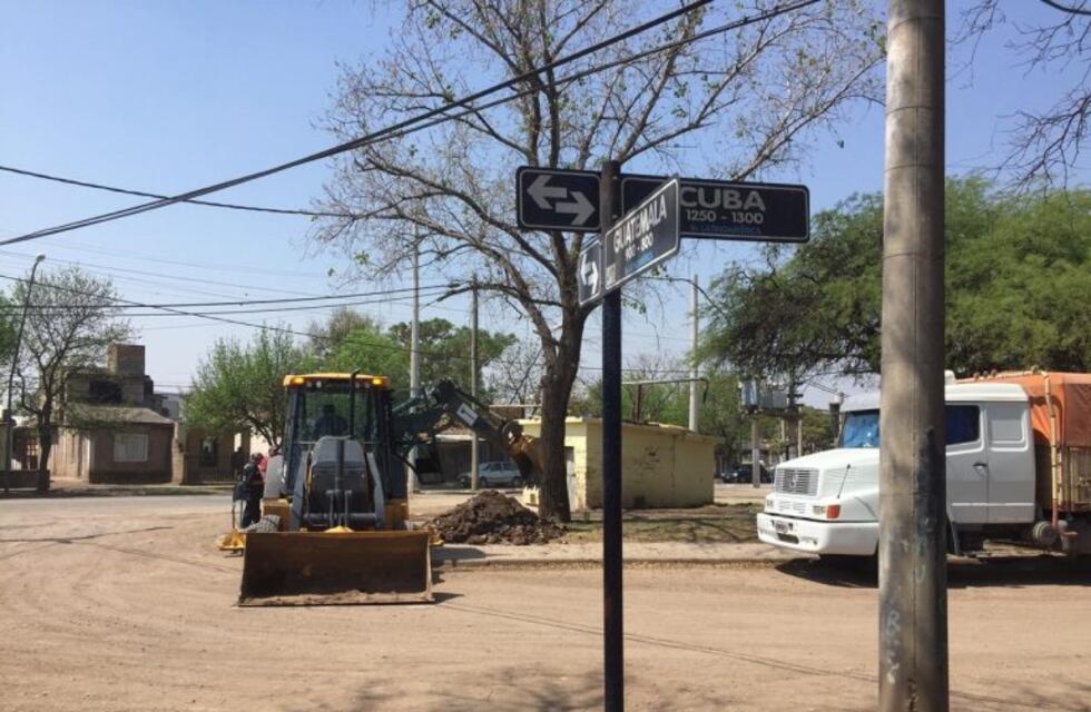 Jesús María: llenan los tanques de agua con camiones para paliar la falta de presión